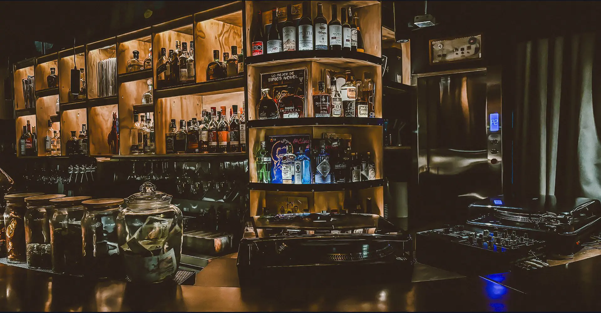 Época Sound Bar Interior